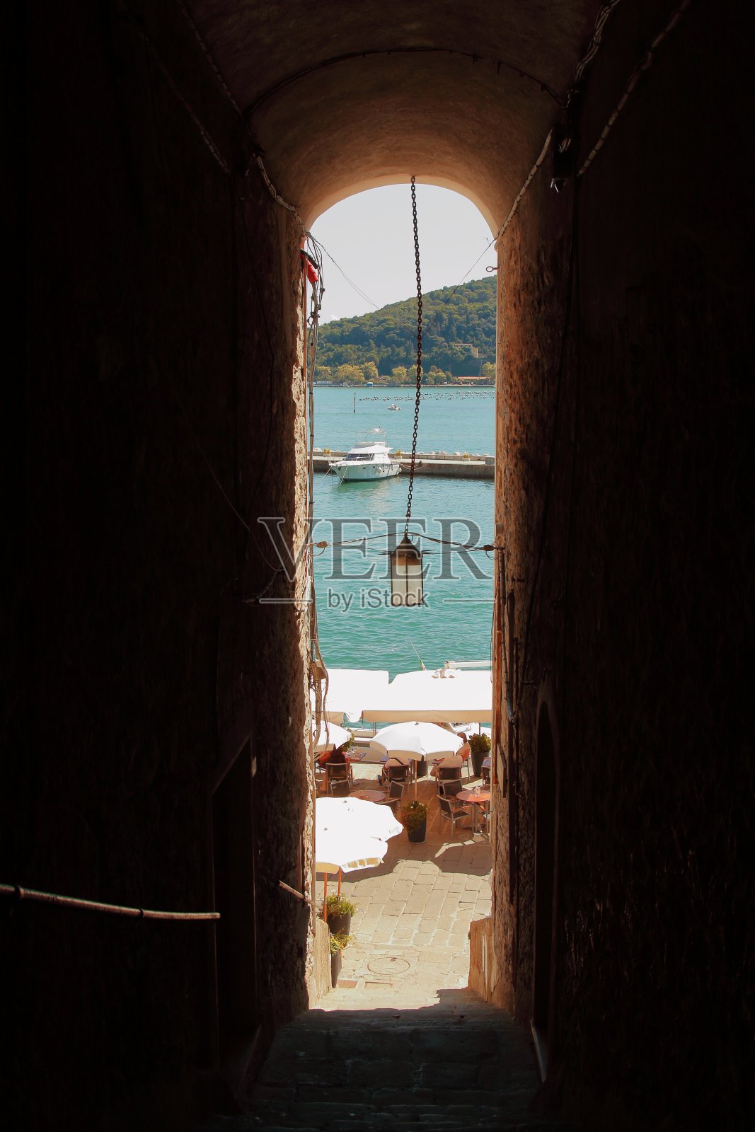 第勒尼安海后的海景走廊小巷照片摄影图片