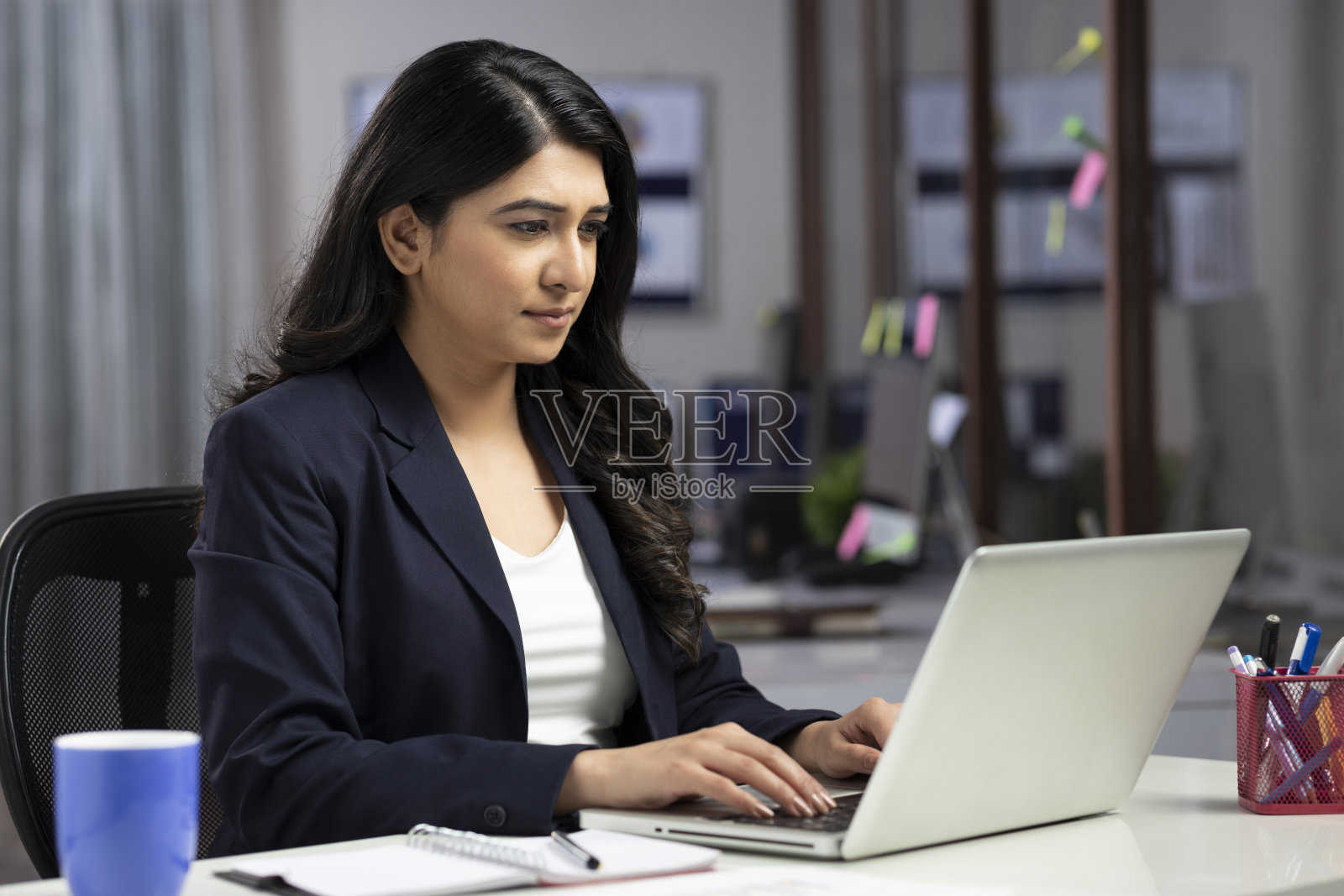 商务女性在办公室，库存照片照片摄影图片