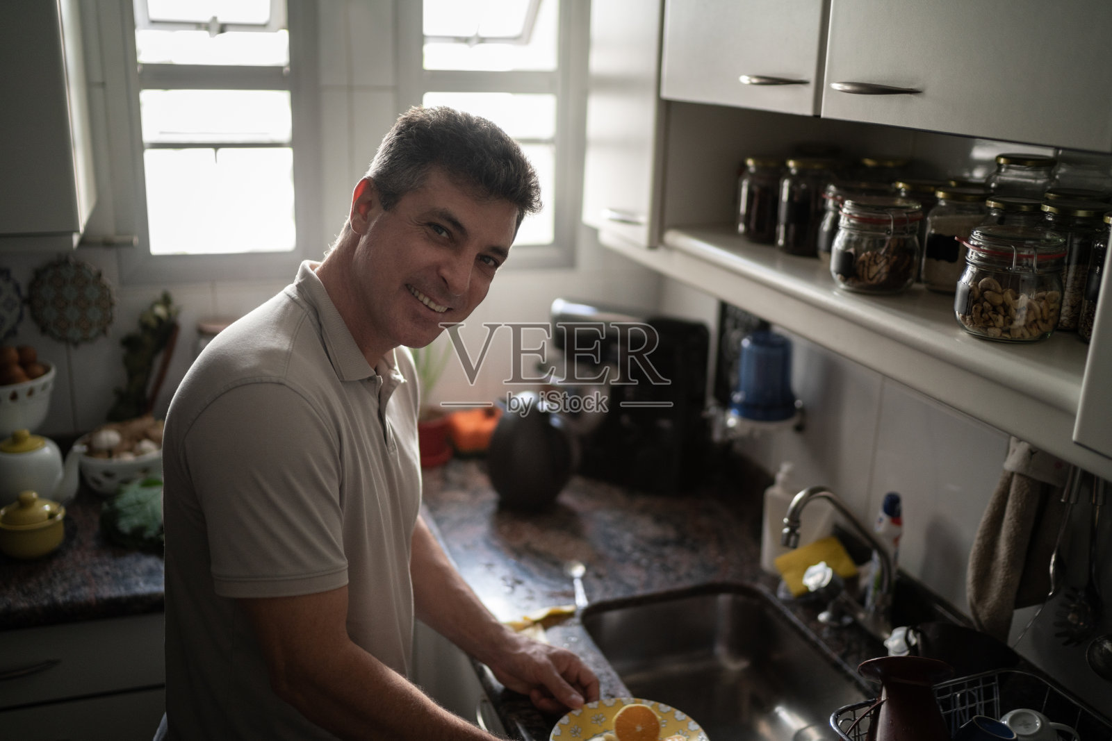 一个成熟男人在家做饭的肖像照片摄影图片