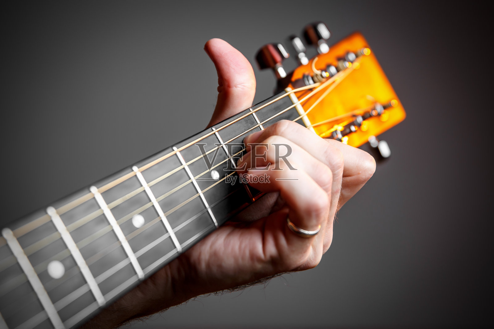 手指在吉他指板上照片摄影图片