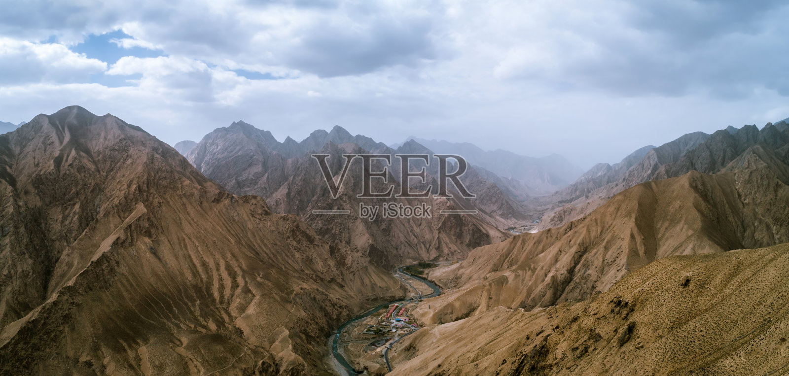 航拍新疆-西藏公路沿线的风景照片摄影图片