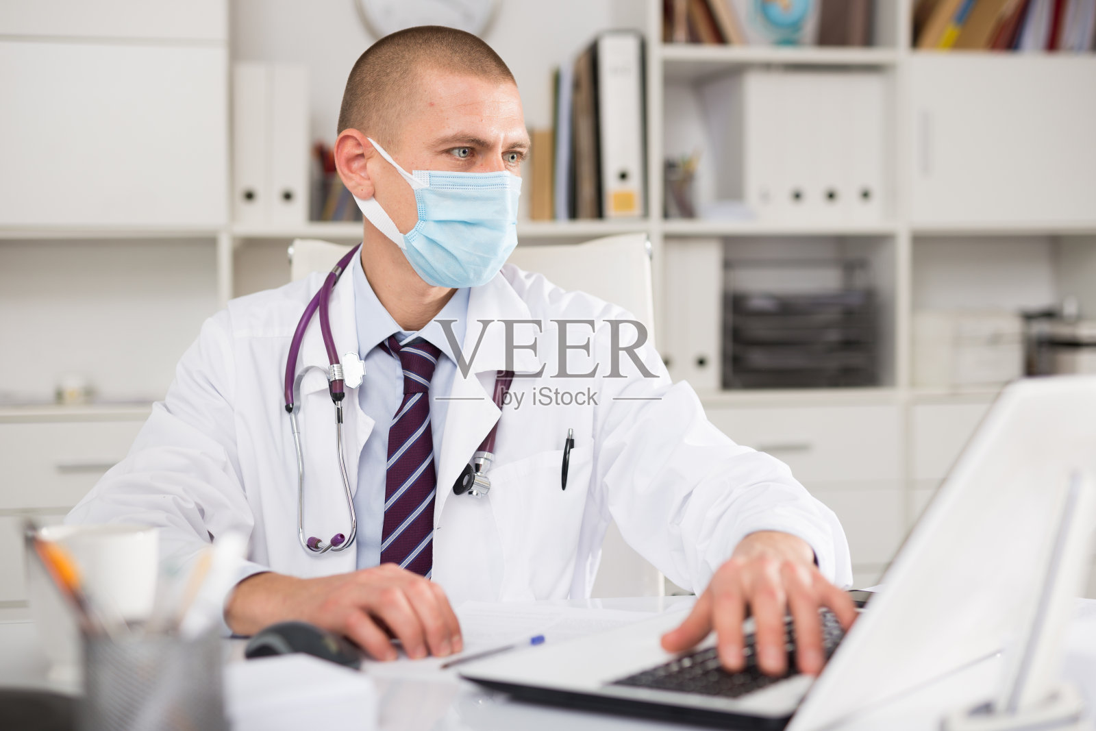 正面的专业医生戴着防护面具照片摄影图片