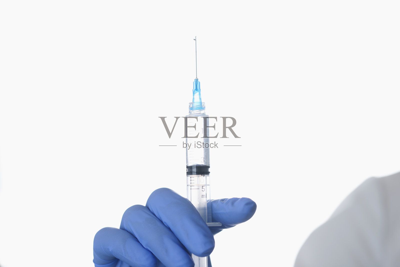 注射器与针在手上戴着手套的医生照片摄影图片