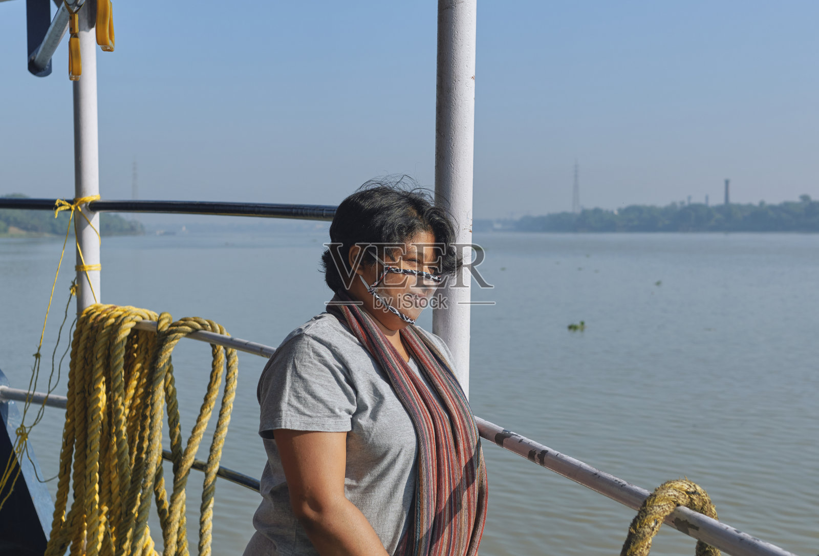 一名印度妇女在恒河上巡游时的肖像照片摄影图片