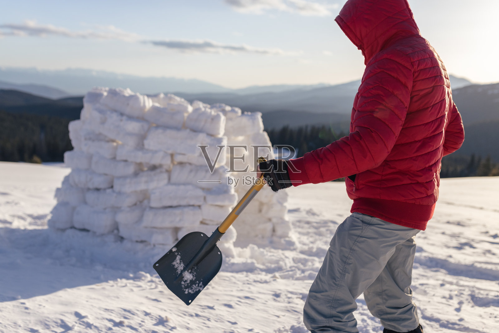 游客在冬季山区露营时建造冰屋。新冠疫情期间独自在户外，有益于心理健康和生活平衡。照片摄影图片