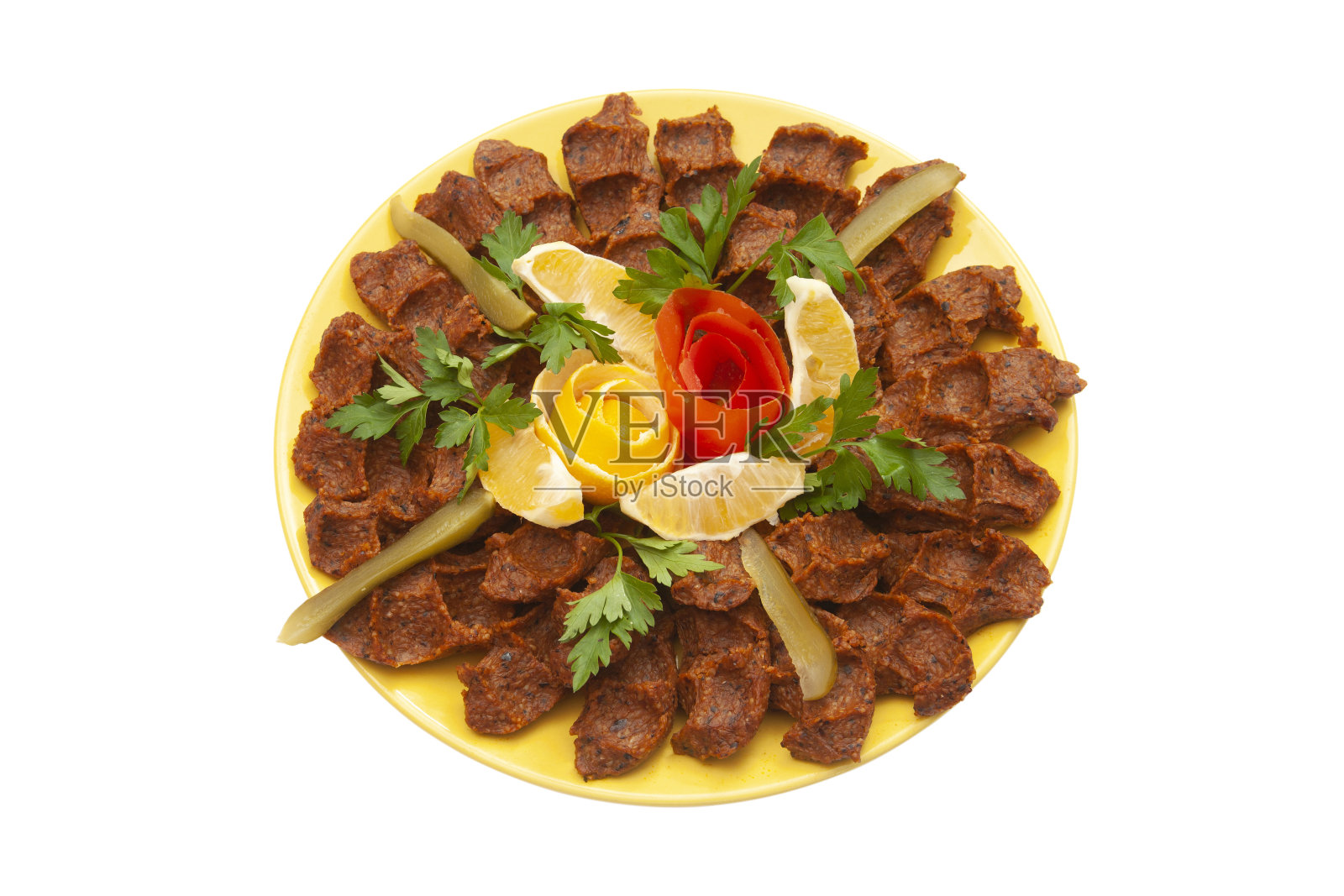 一种著名的土耳其传统食物，生牛肉丸“香烟牛肉丸”盘照片摄影图片