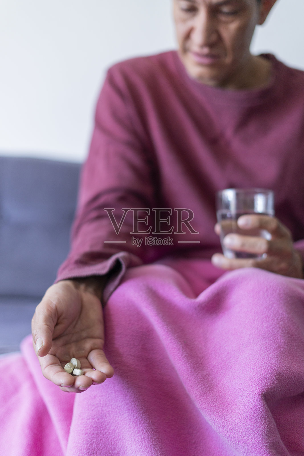 有一个很重的病人，经常发冷、感冒和发烧，服用这种药照片摄影图片