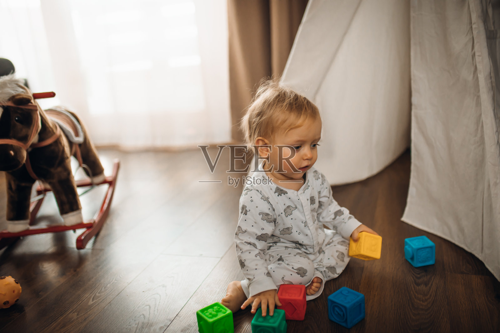 小男孩正在玩积木和篮球照片摄影图片