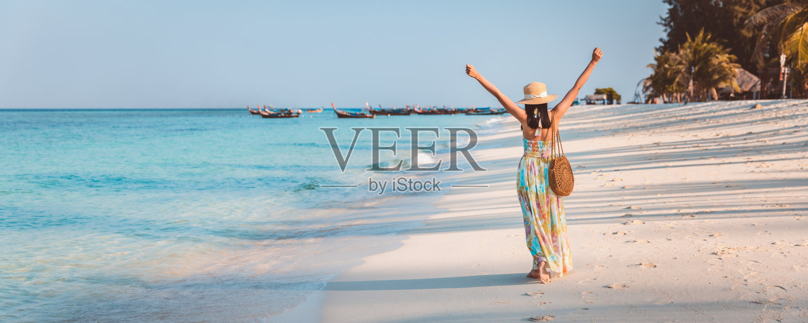 亚洲女人在泰国的海滩上放松和旅行照片摄影图片