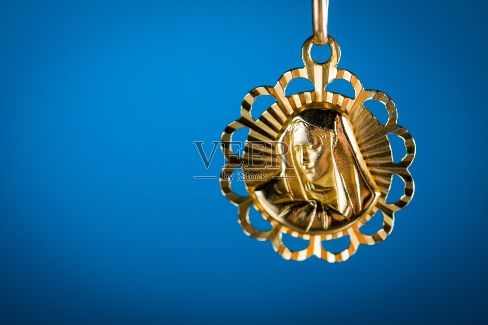 有圣母像的神圣吊坠。照片摄影图片