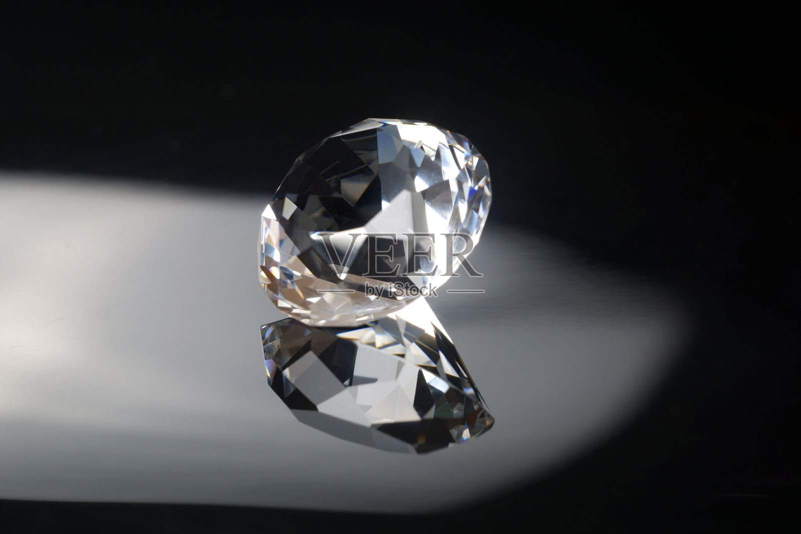 优秀的钻石第一水与反射黑镜背景近观。珠宝钻石销售，邀请，行动，折扣横幅，海报，卡片模板与复制空间照片摄影图片