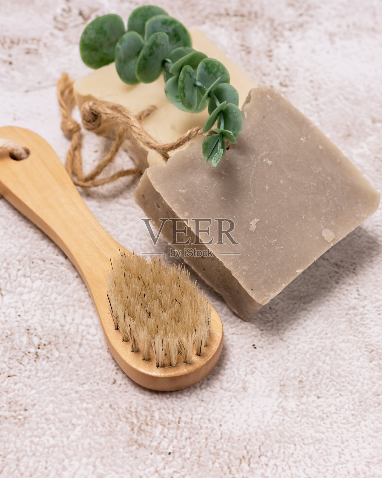 天然Spa设置面部和身体浴去角质与天然手工棕色米粉肥皂和木制脸部刷在灰色背景照片摄影图片