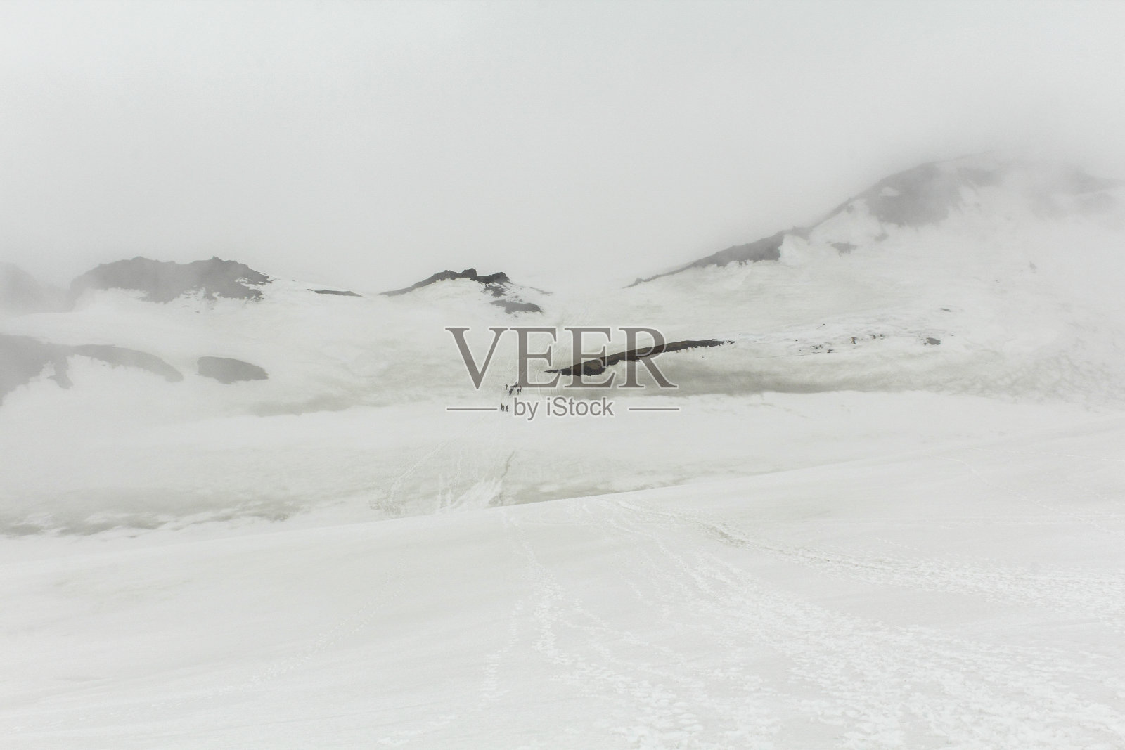 冰岛Fimmvorduhals，由雪和雾形成的绝对白色景观照片摄影图片