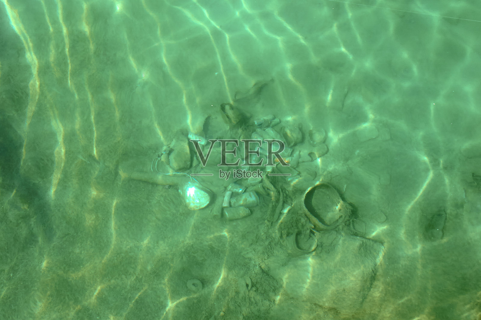 安塔利亚的环境灾难，海港或码头海床上的生活垃圾和碎片。照片摄影图片