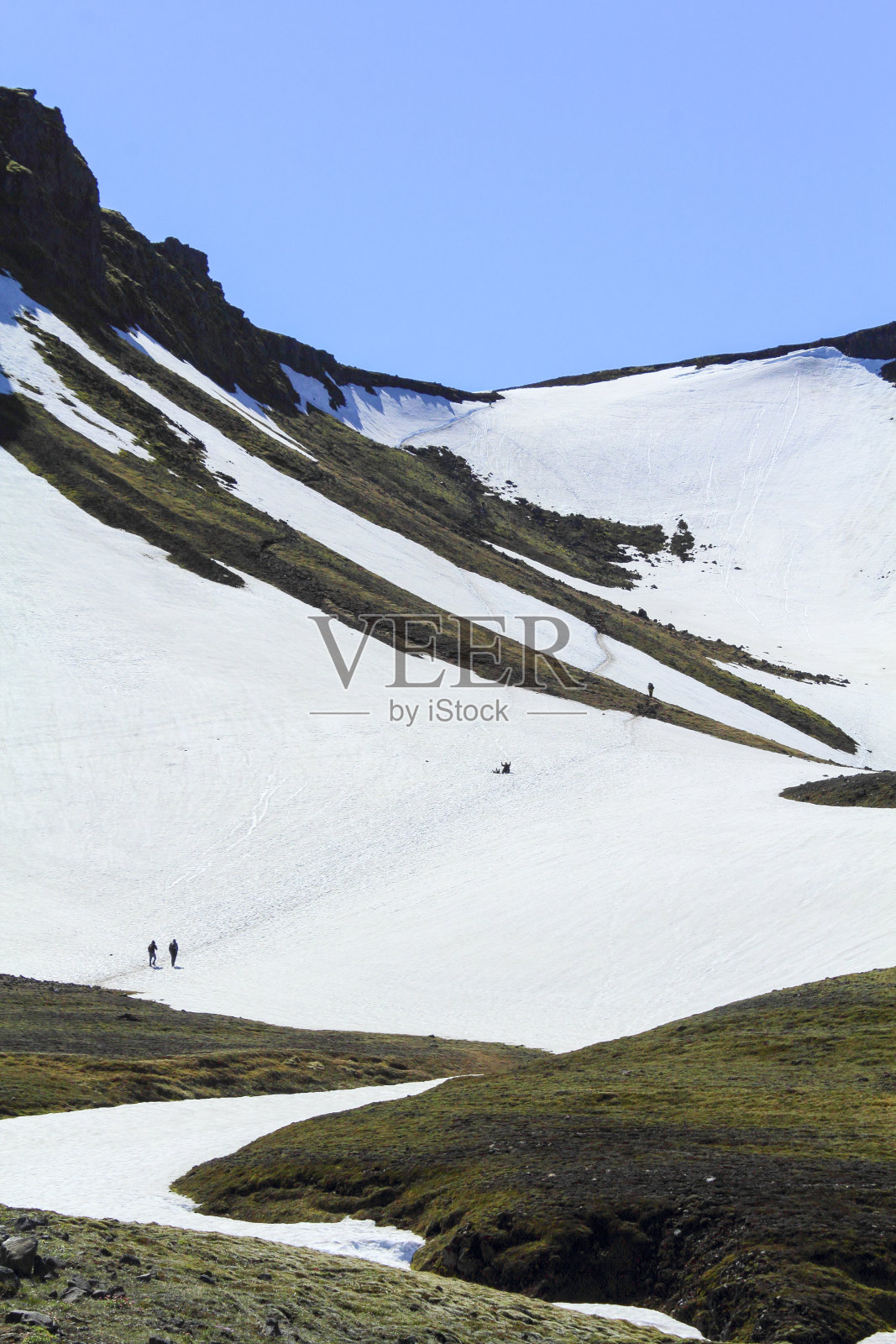 在冰岛Fimmvoerduhals徒步旅行步道的一片广阔雪地上行走照片摄影图片