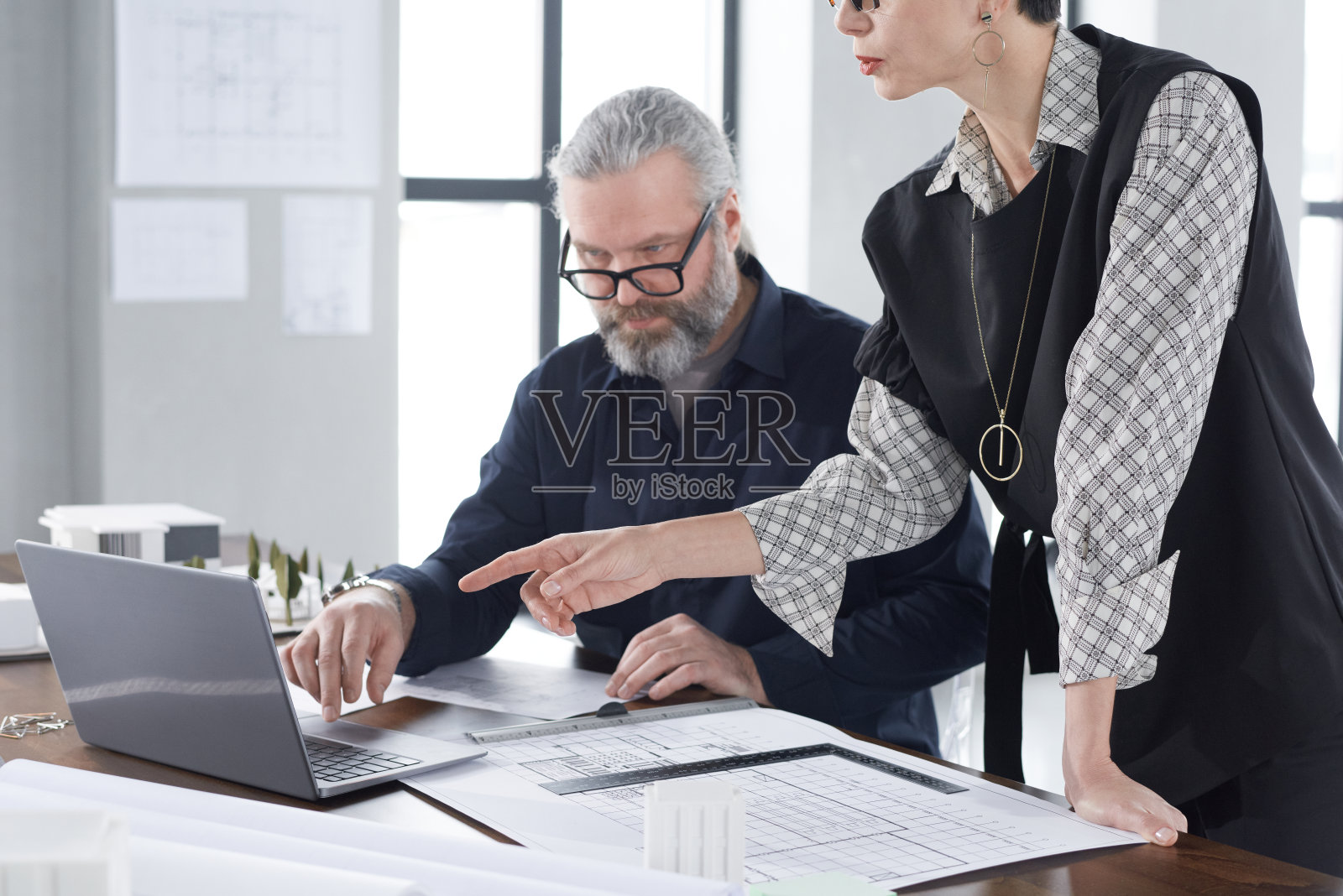 建筑师在办公室团队工作照片摄影图片