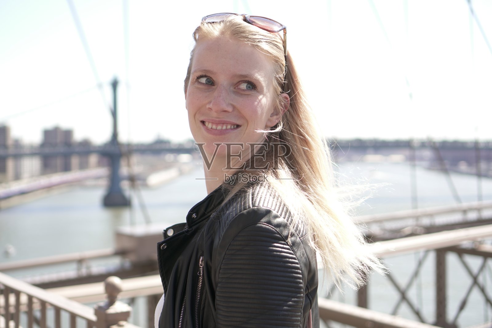 女孩在布鲁克林大桥前摆姿势照片摄影图片