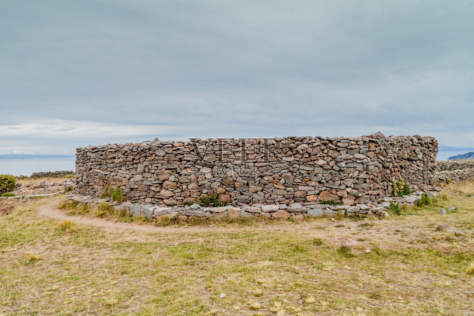 秘鲁Titicaca湖阿曼塔尼岛帕查塔塔山上一座寺庙的石墙照片摄影图片