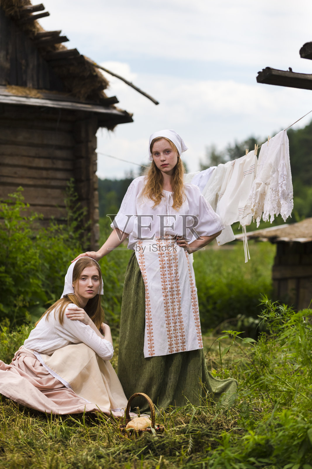 两个可爱的高加索女友在农村环境户外一起摆姿势的肖像。垂直的图像照片摄影图片