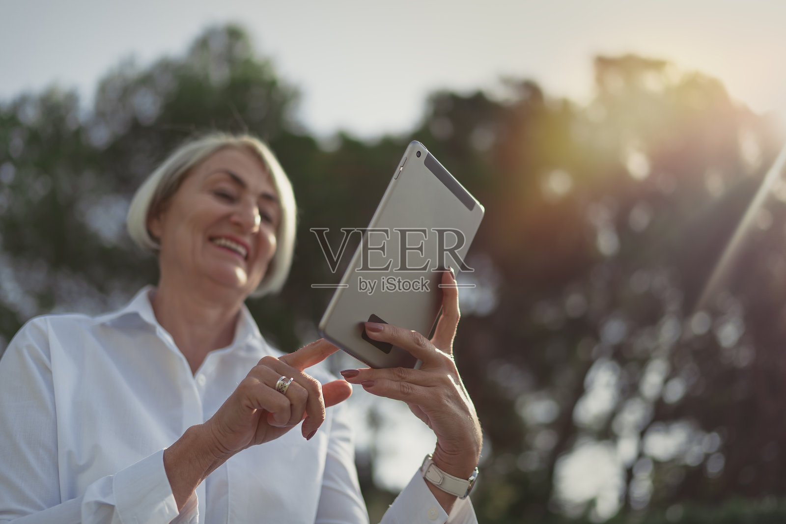 成熟的女人在用平板电脑照片摄影图片