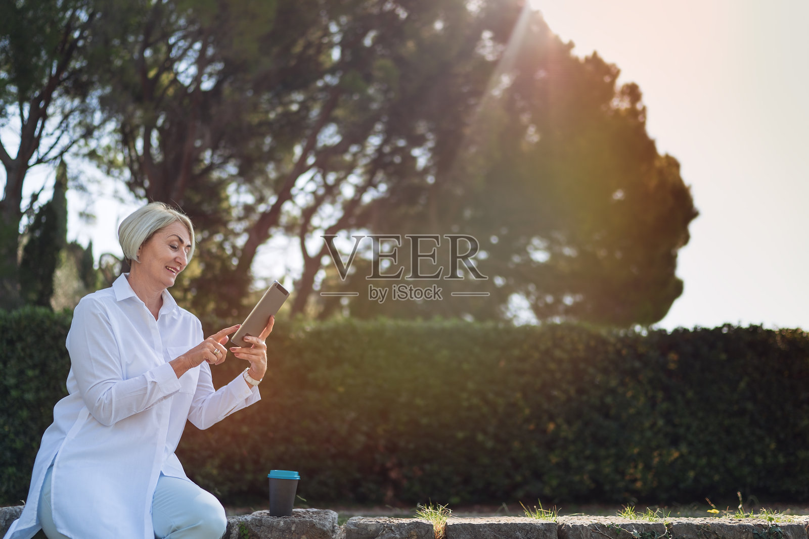 成熟的女人在用平板电脑照片摄影图片