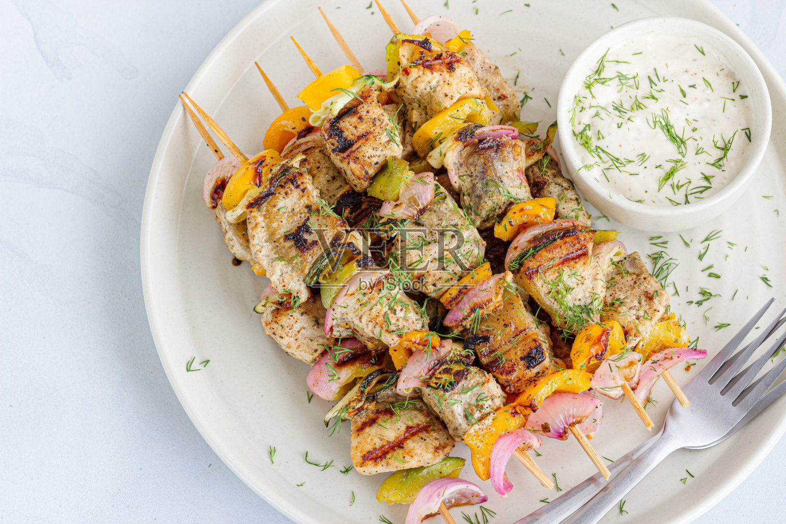 鱼串和蔬菜串上的调料特写照片照片摄影图片