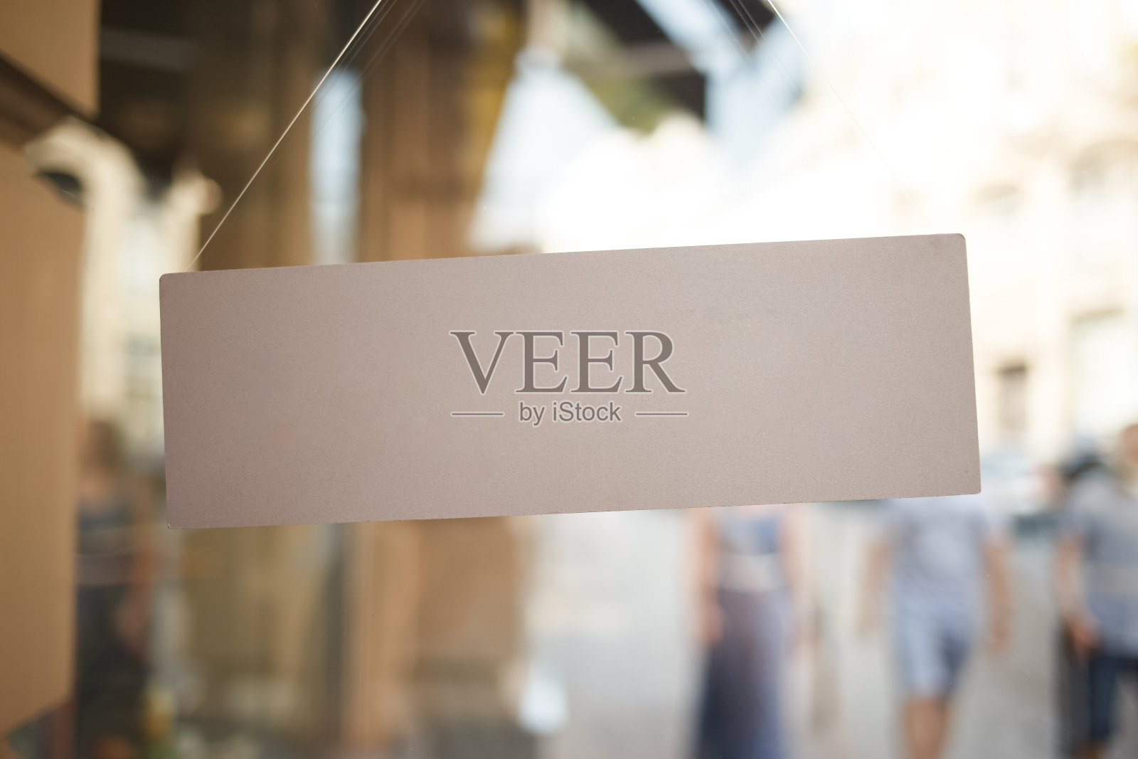 模糊背景上的空白白色零售商店标志。照片摄影图片