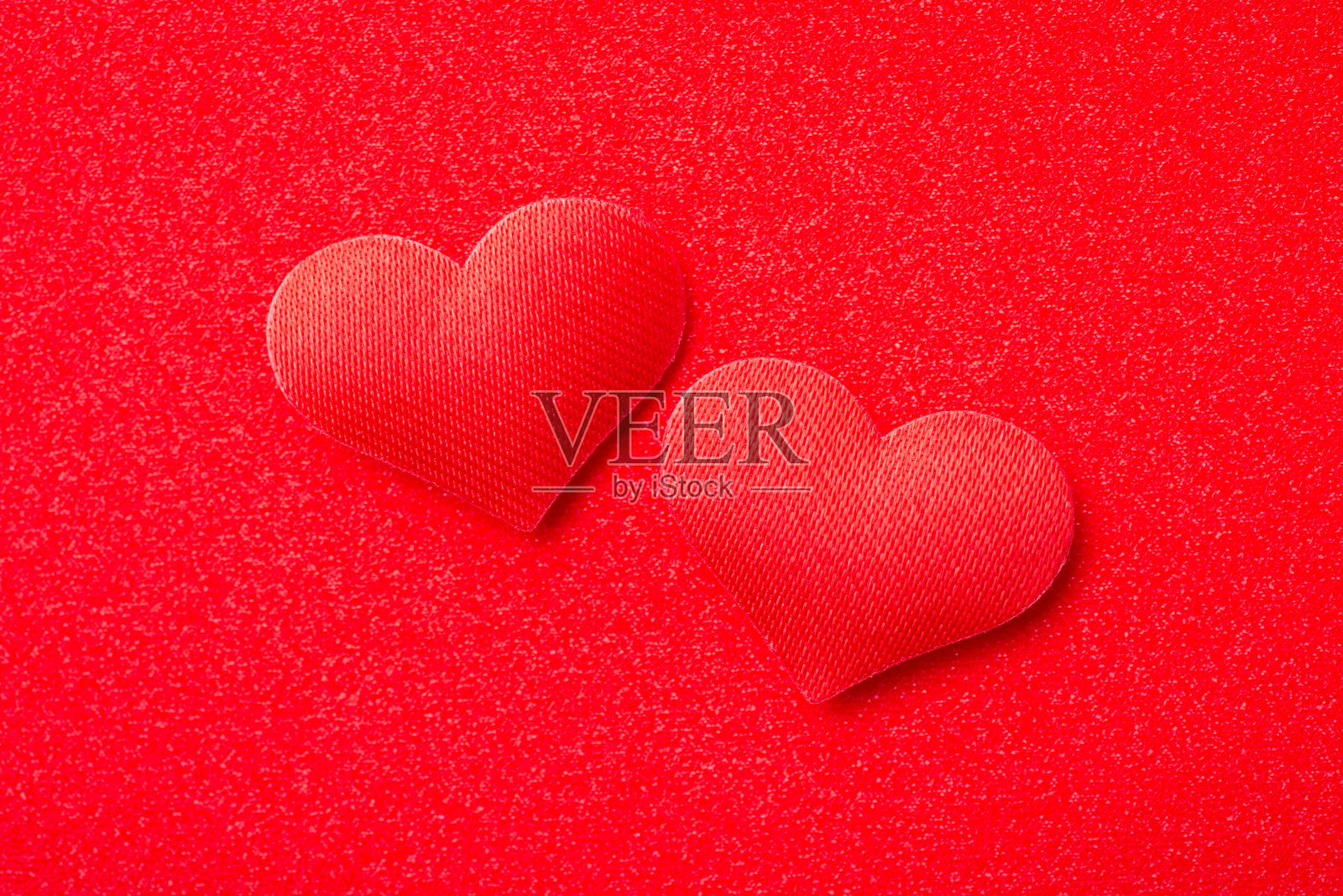 在红色背景上的两个红色装饰心的俯视图照片摄影图片