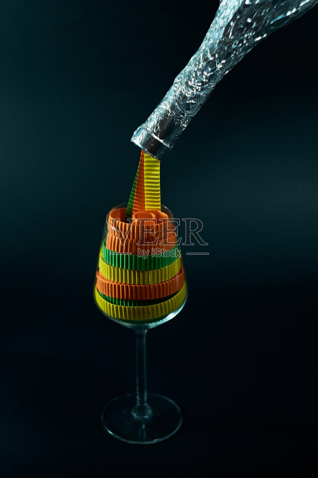 银色酒瓶和五颜六色的鸡尾酒照片摄影图片