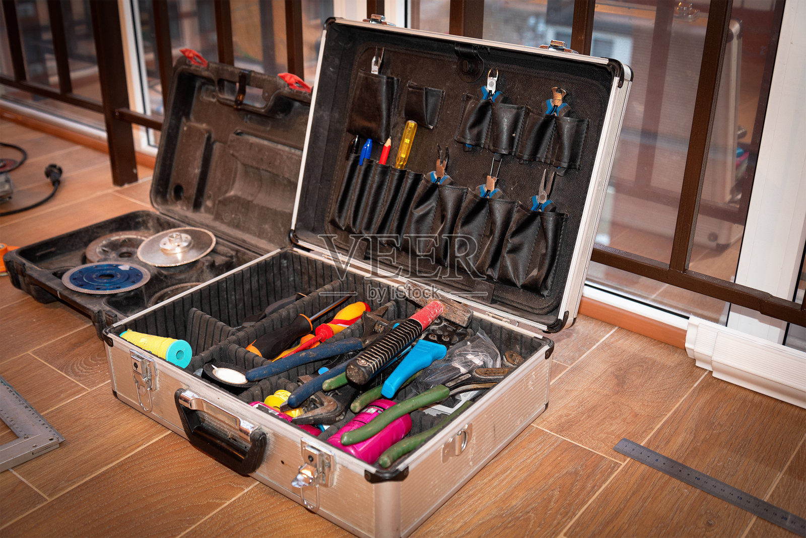 房间的地板上有一个带手工工具的手提箱照片摄影图片