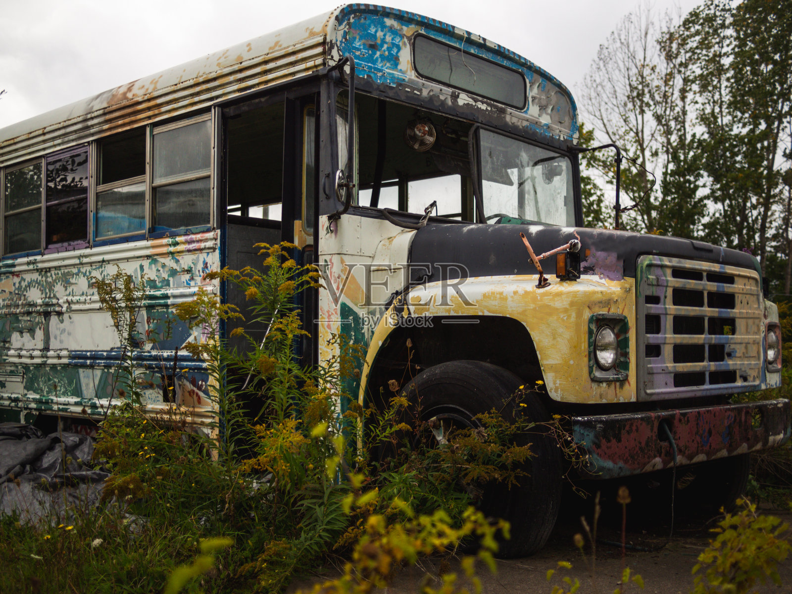 在一辆坏了的校车外面照片摄影图片