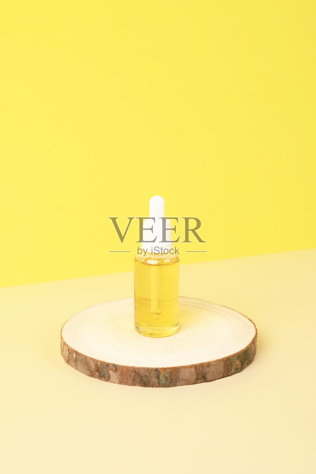 圆形木制裙台上的米色和黄色背景的产品。照片摄影图片