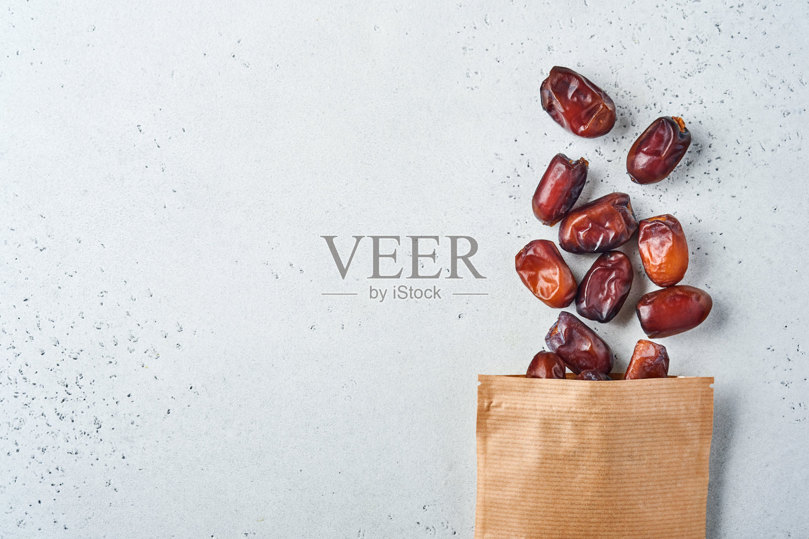 干切的红枣，纸袋，白色背景，复印空间。零食、素食、无糖食品。照片摄影图片