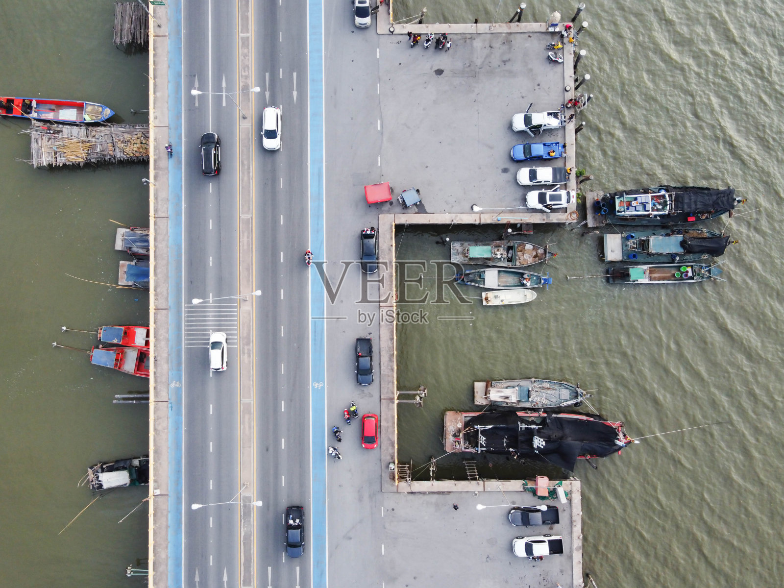 泰国春武里省当地渔船俯视图。照片摄影图片