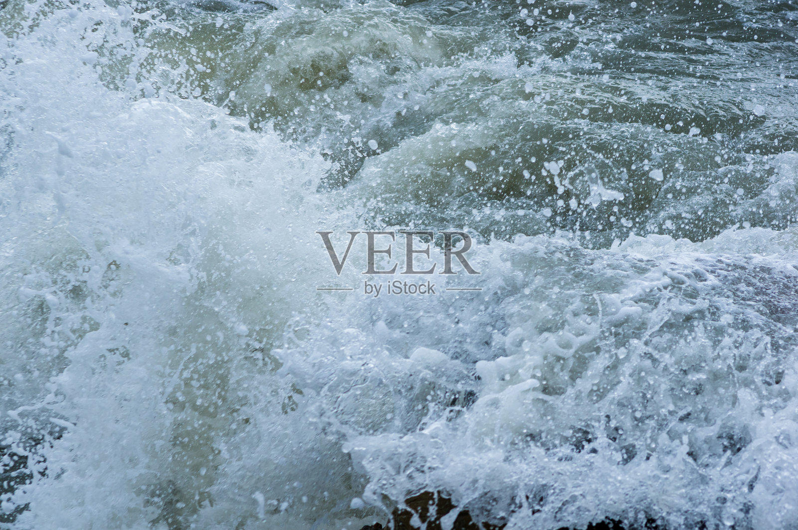 43、沙滩上的卵石卵石，海浪翻滚着泡沫照片摄影图片