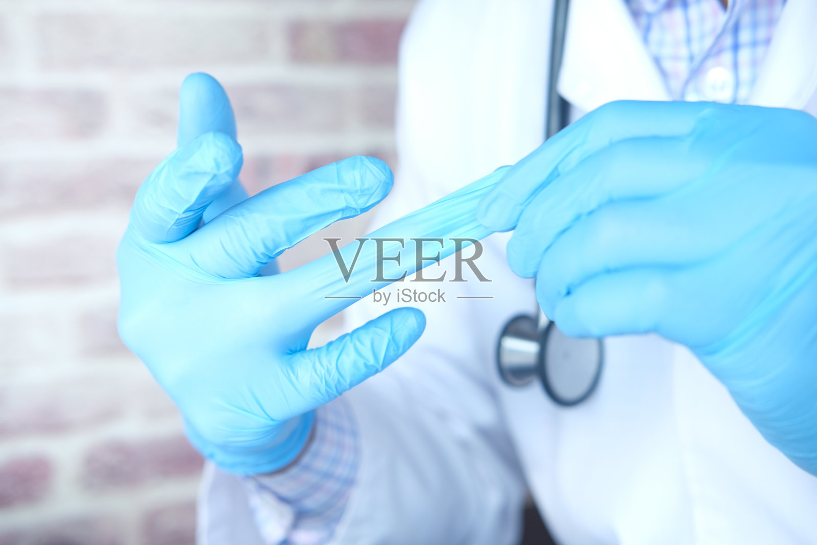 男医生脱下医用手套，特写照片摄影图片