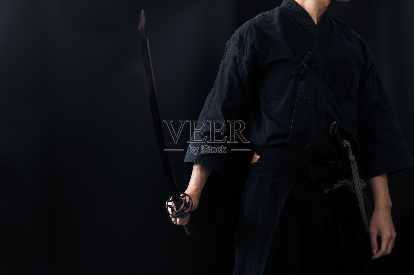 手持武士刀的男子肖像照片摄影图片