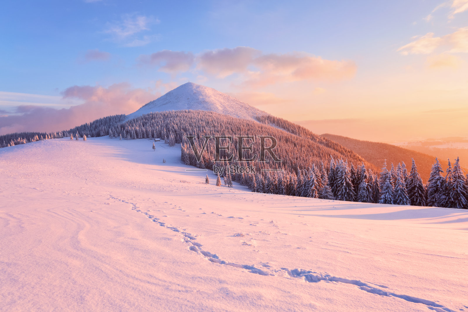 奇异的日出照亮了这座山。寒冷的冬天的早晨。令人惊叹的天空和云彩。壁纸背景。地点:欧洲，乌克兰，喀尔巴阡。照片摄影图片
