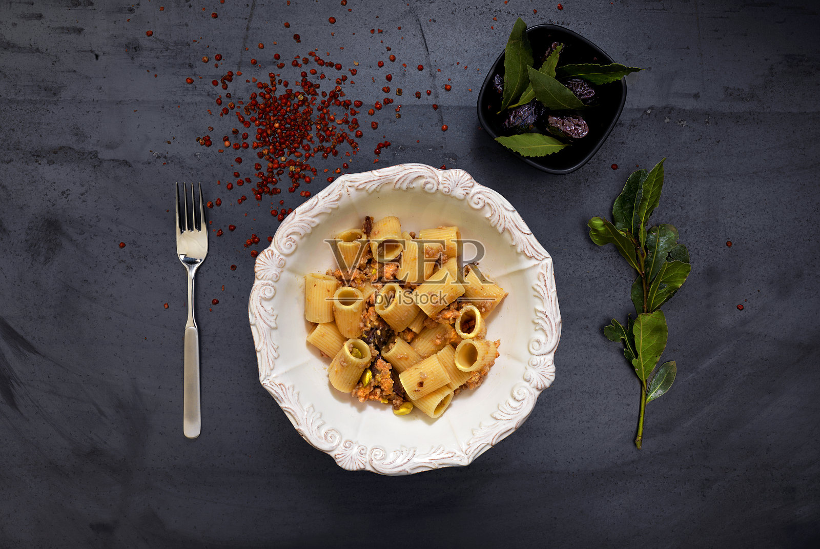 深色背景上装饰的意大利菜意大利面照片摄影图片
