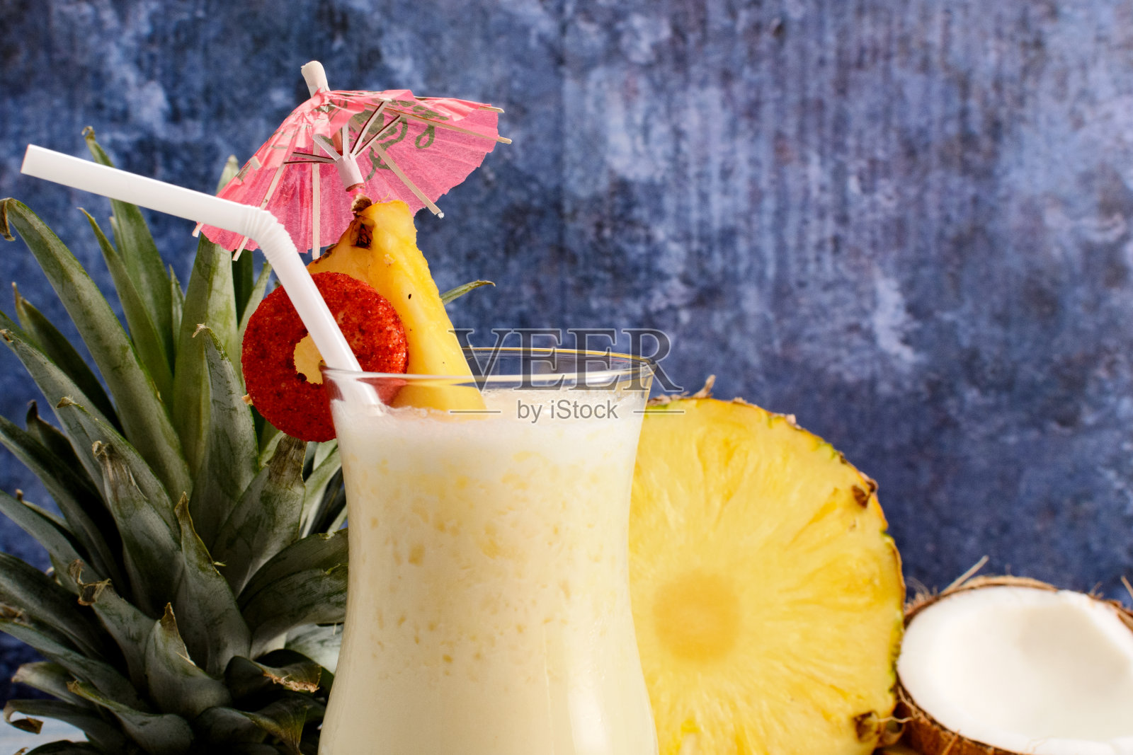 Pinacolada、热带鸡尾酒。照片摄影图片