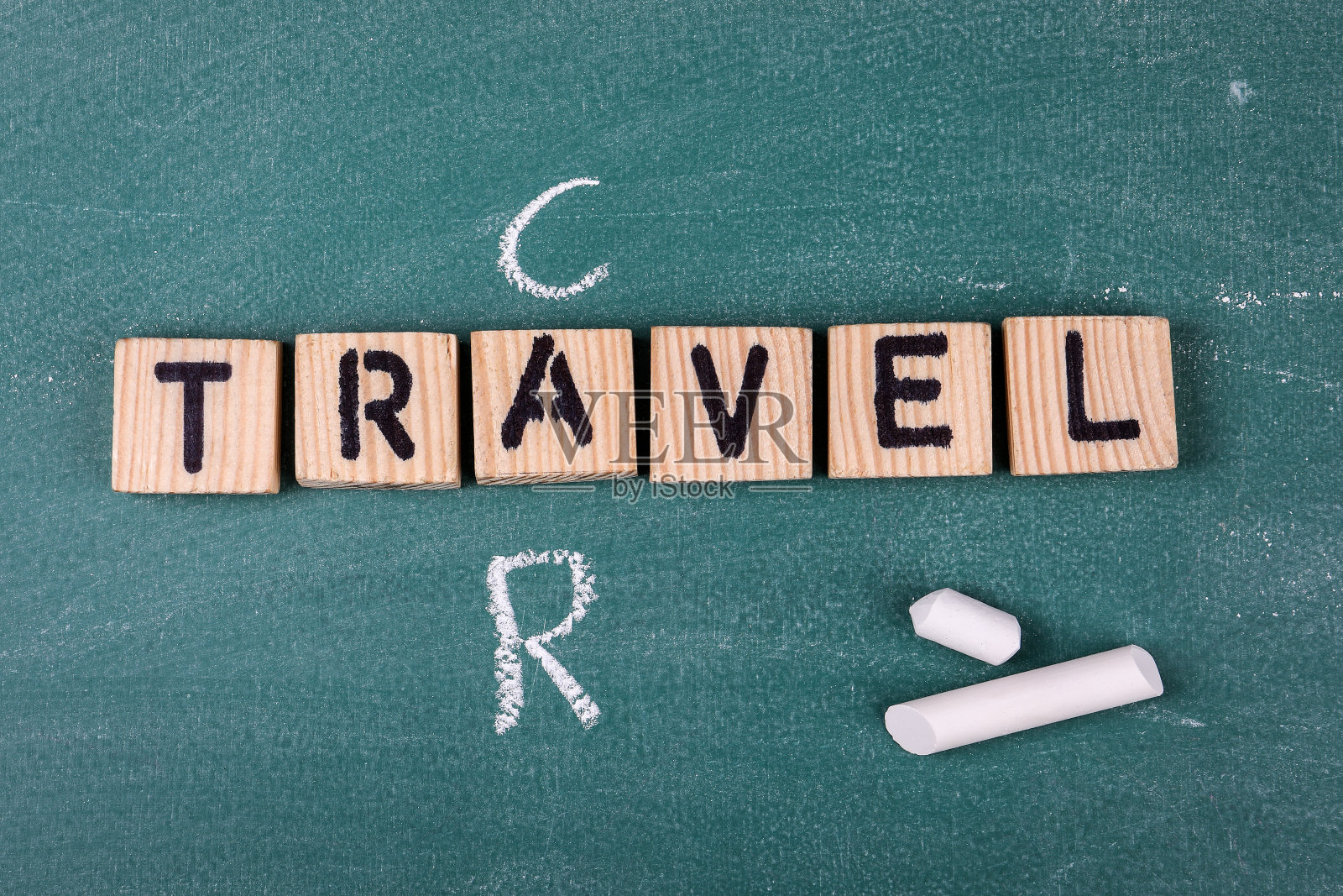 用Car概念旅行。绿色黑板上的木制字母照片摄影图片
