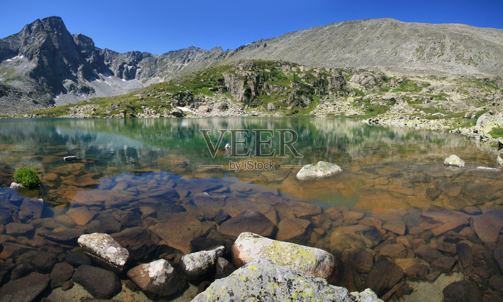 野山湖在一个阳光明媚的夏日，岩石底部照片摄影图片