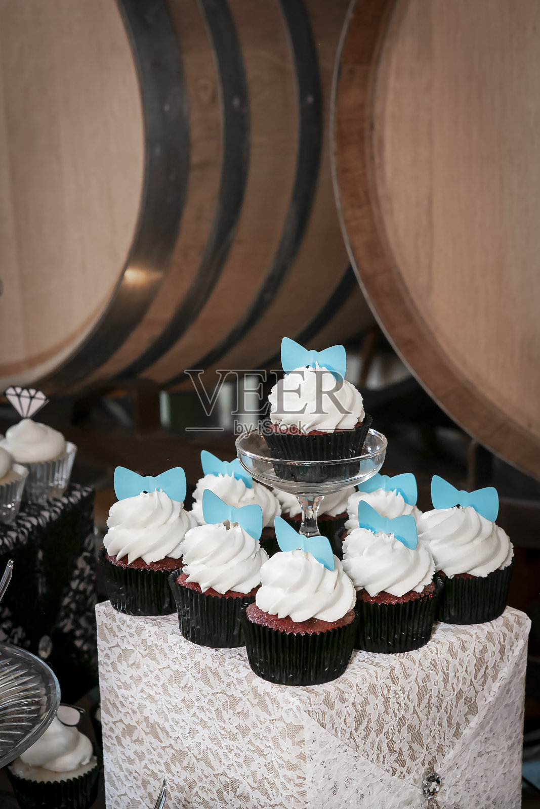 为婚礼准备的带有白色糖霜漩涡的纸杯蛋糕照片摄影图片