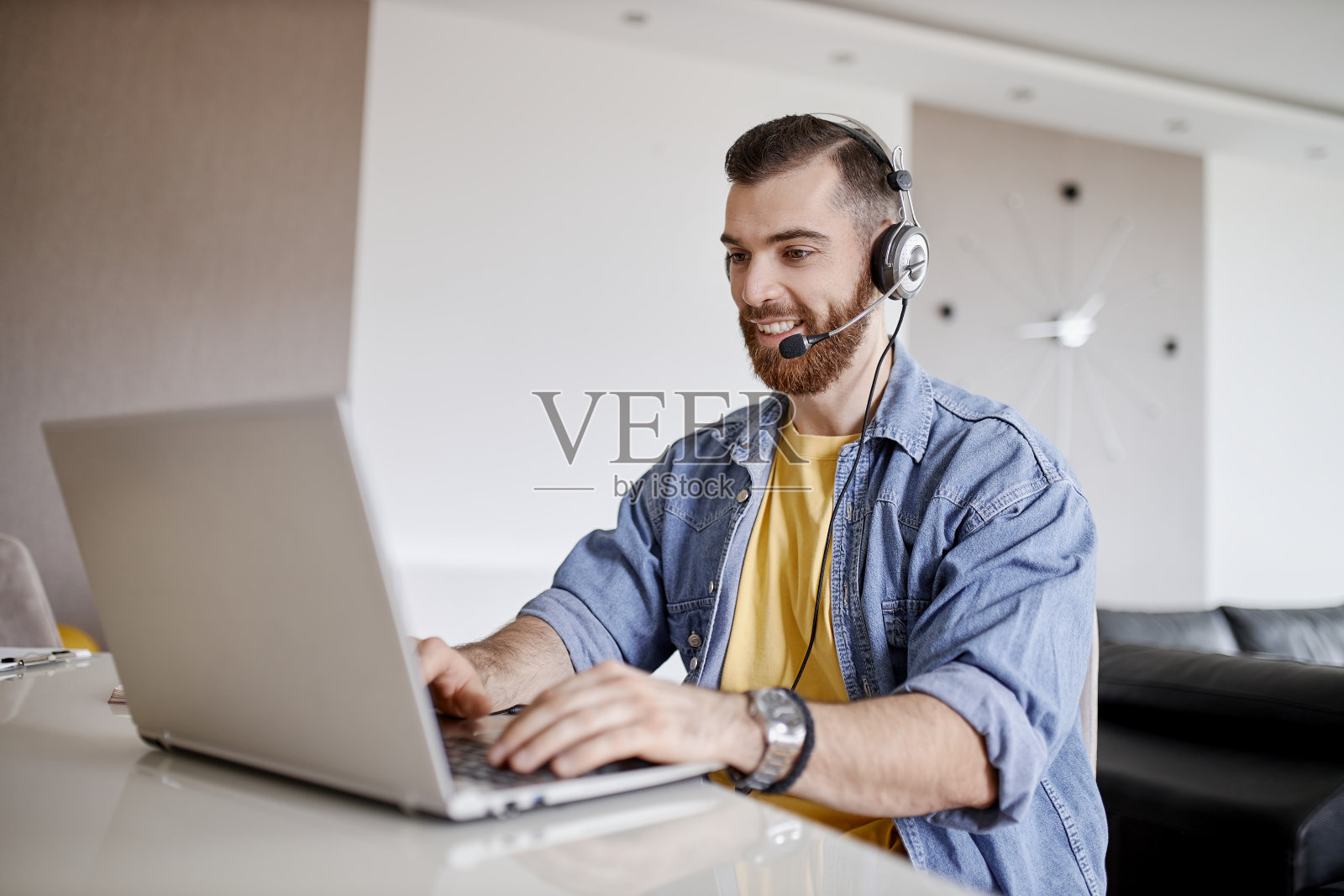 商人在家里用笔记本电脑进行视频会议照片摄影图片