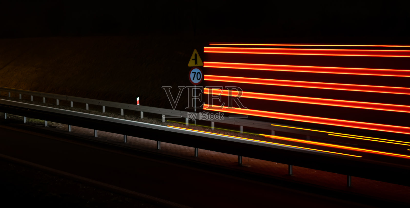 晚上汽车的灯光。长时间曝光照片摄影图片