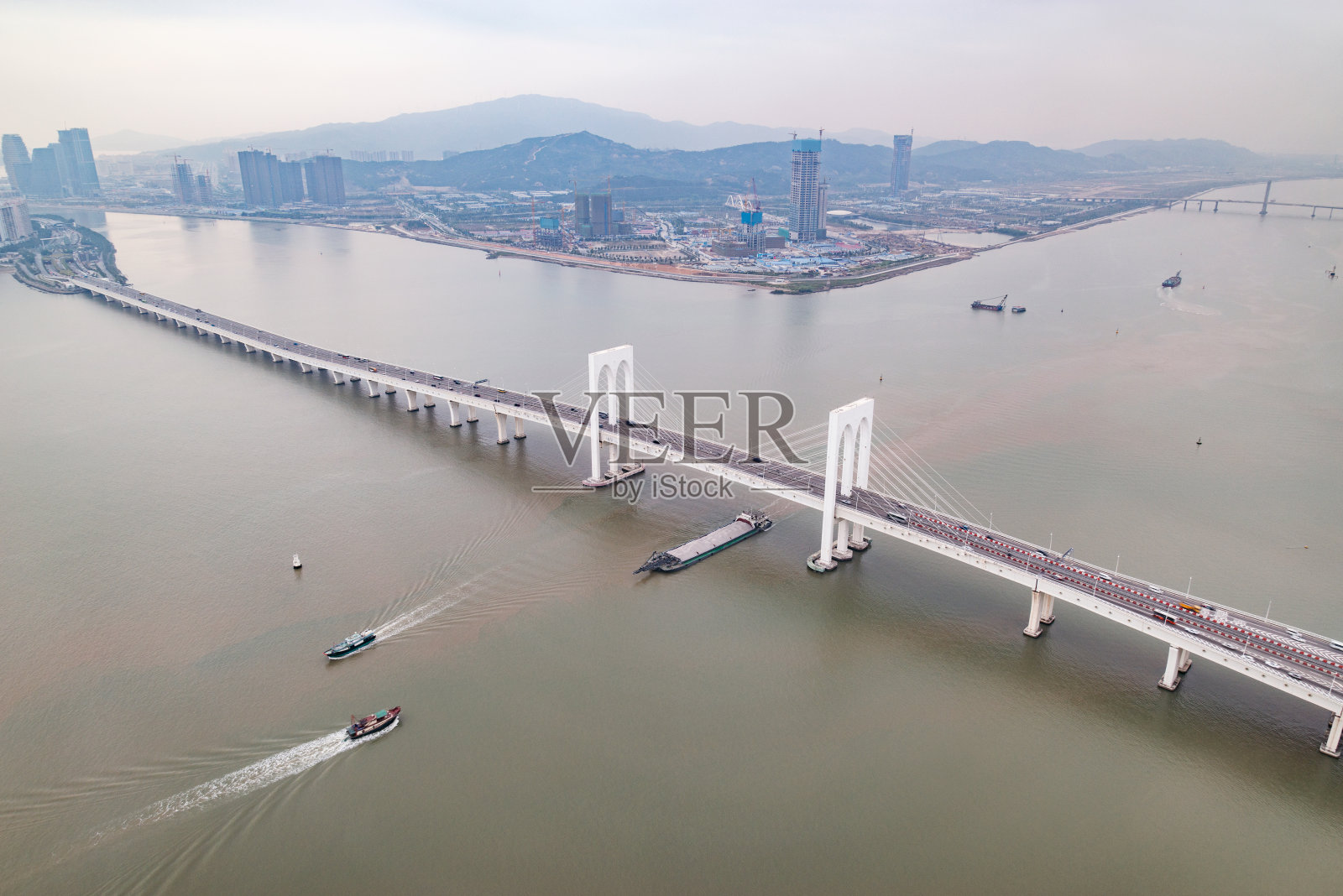 西湾大桥横跨海港。照片摄影图片
