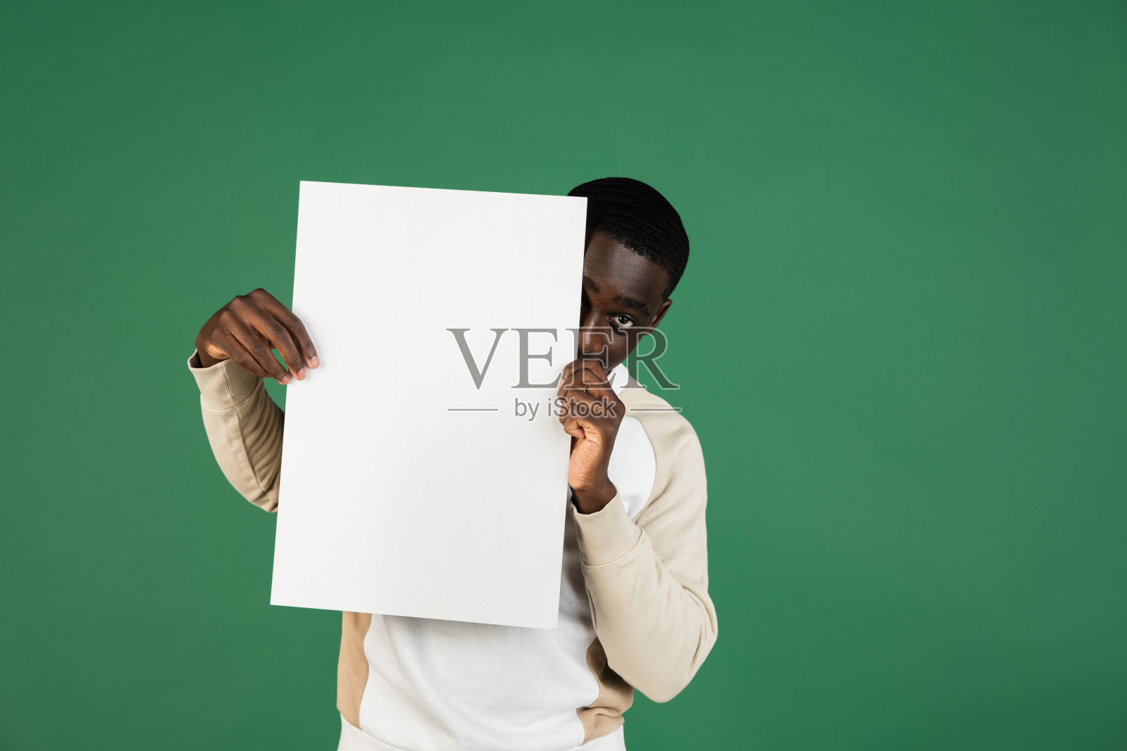 非洲人的肖像孤立在绿色工作室背景与copyspace照片摄影图片