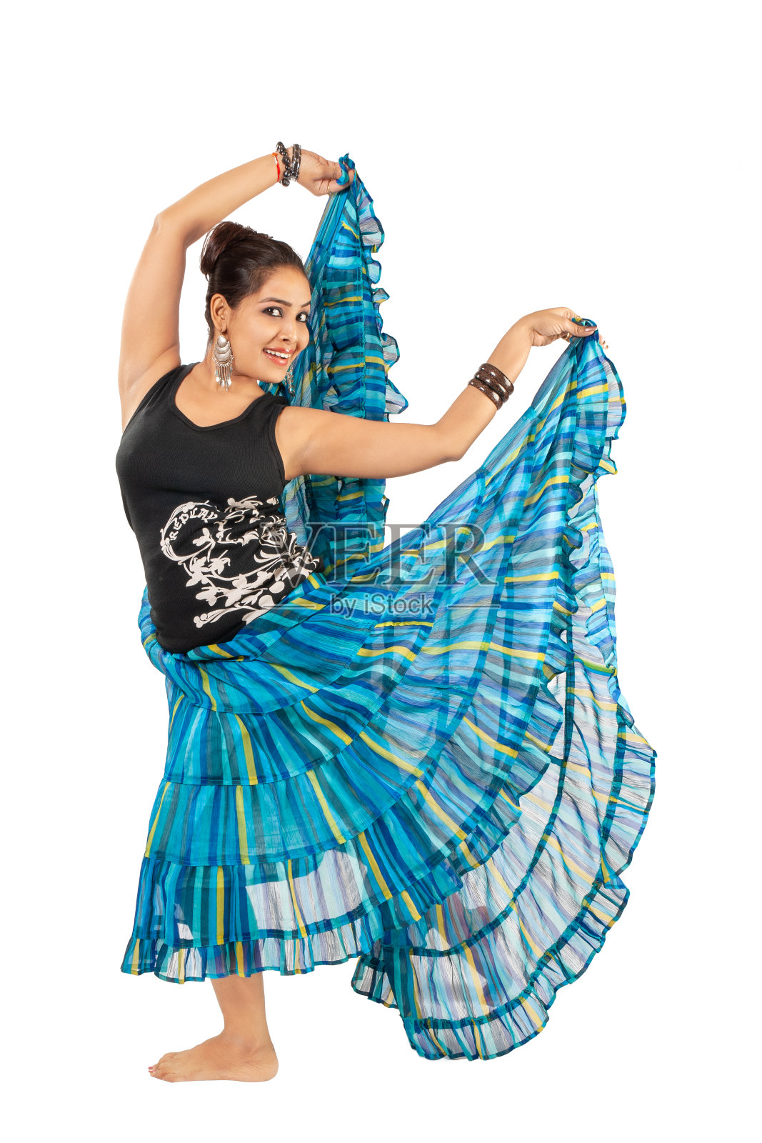 年轻的亚洲时尚模特穿着蓝色长裙与宽松的黑色紧身上衣，以及轻珠宝。照片摄影图片