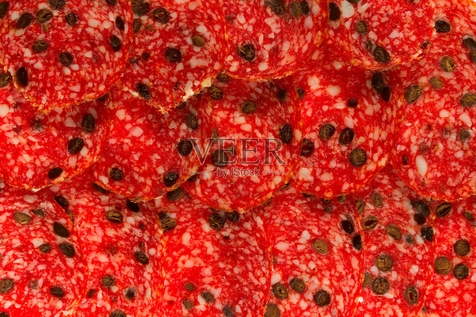 火腿肠切片作为自然背景。美味的意大利腊肠切片作为自然的背景。熏香肠片，作为自然背景照片摄影图片