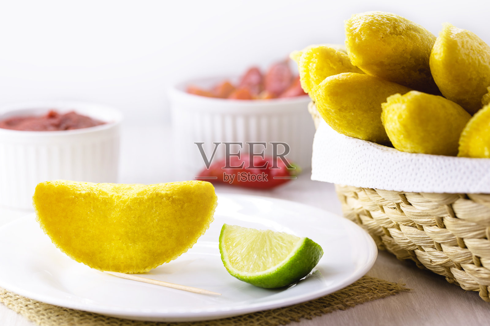 白色的木桌上放着炸过的油酥点心或面包屑照片摄影图片